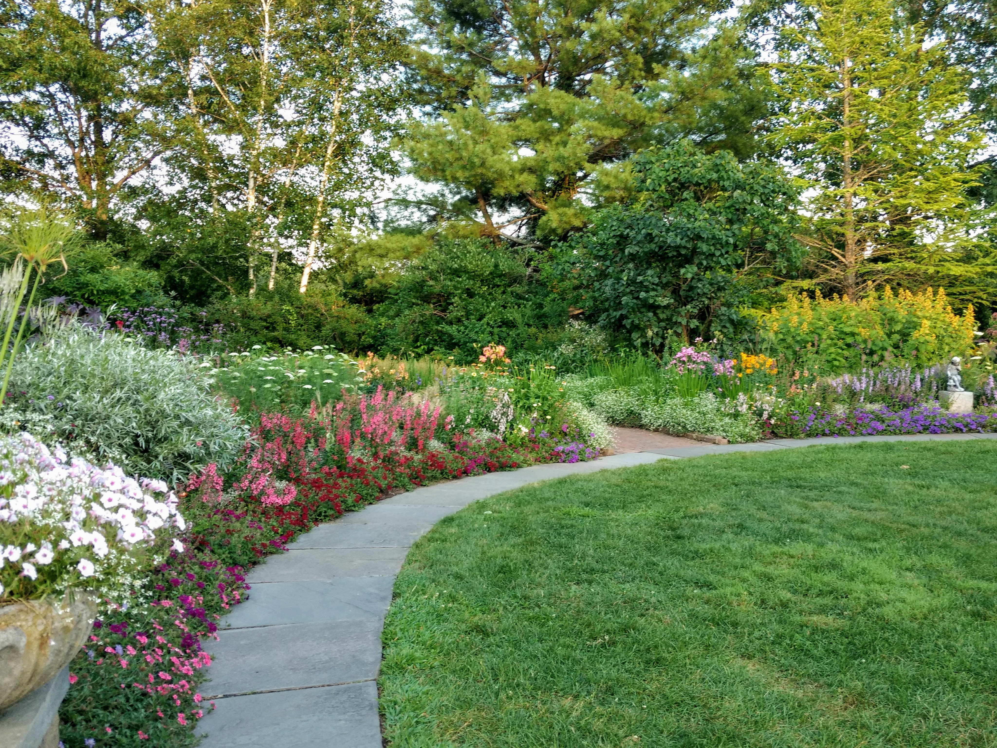 Благоустройство участка частного дома в Белгороде и Белгородской